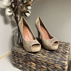 Vince Camuto Beige Crepe Fabric Platform Leather Pump Size 7.5